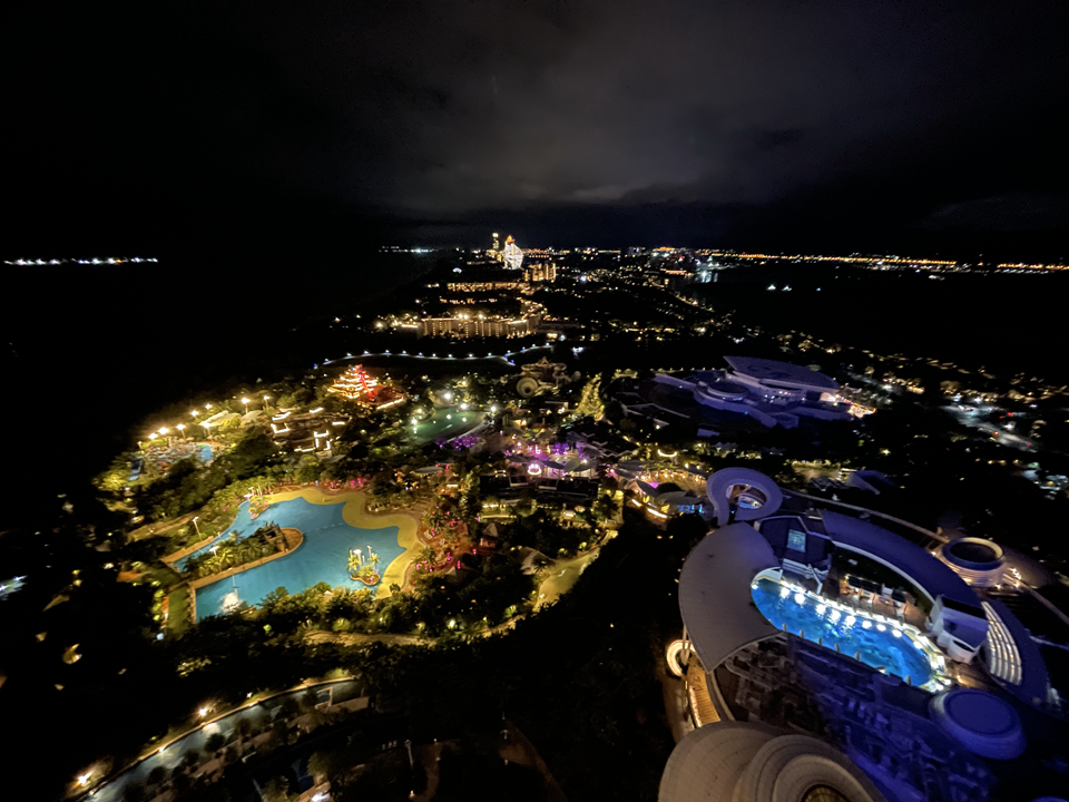 42楼的夜景，左边是水世界，右边是剧场