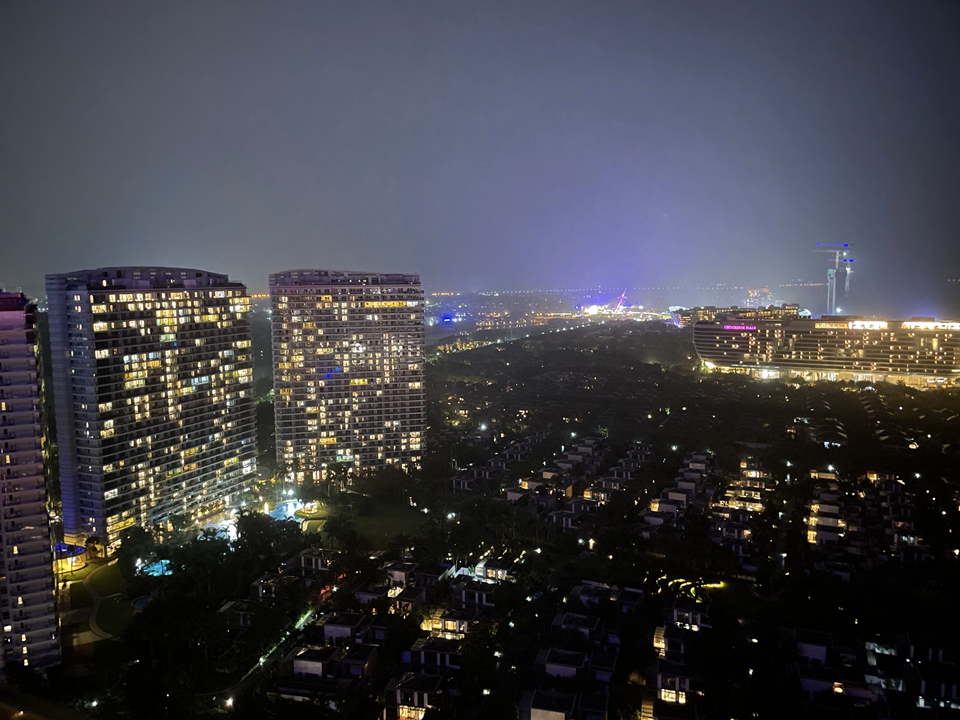 33楼的夜景，前面的小别墅挺不错的，有私人泳池