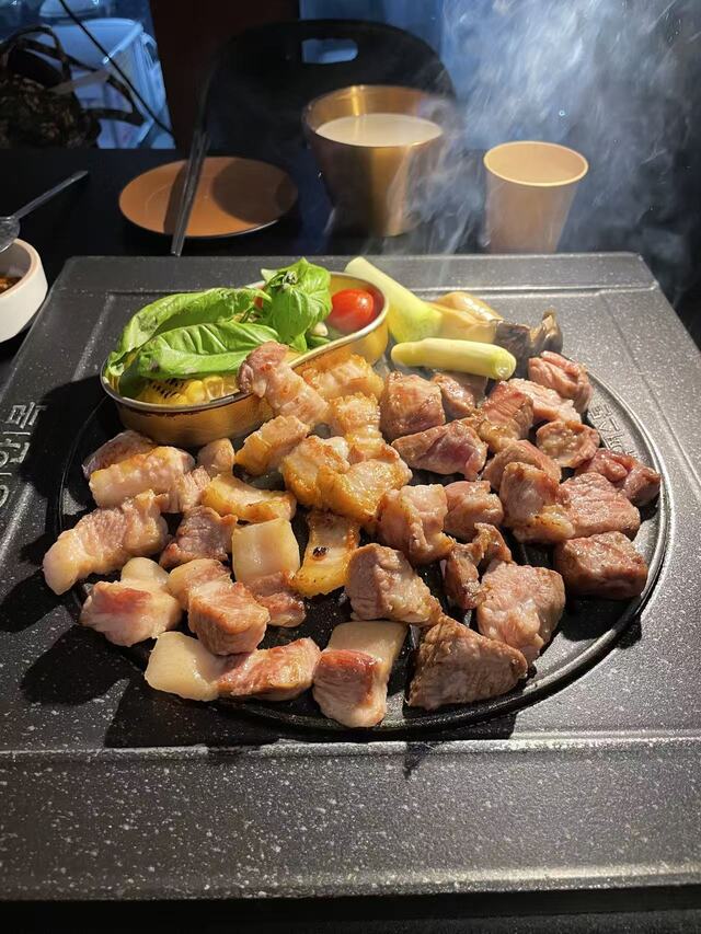 还得是有人伺候着