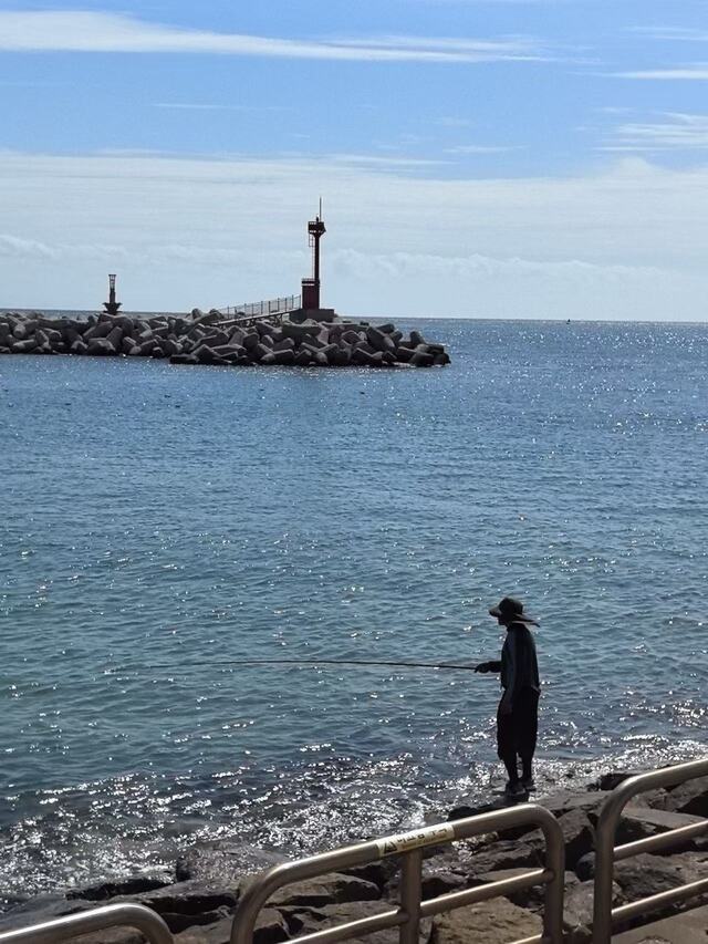 手机无法拍出钻石般闪耀的海面