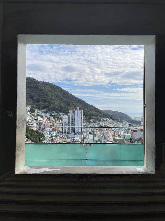 景区故意用这个颜色的挡板伪装成海面