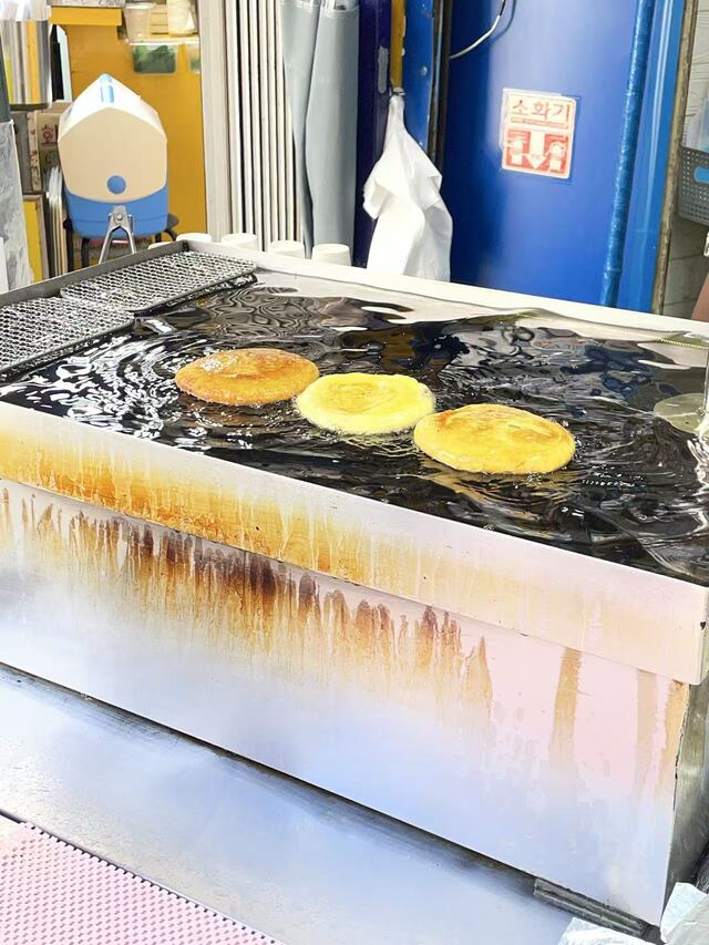 饼在油里游泳